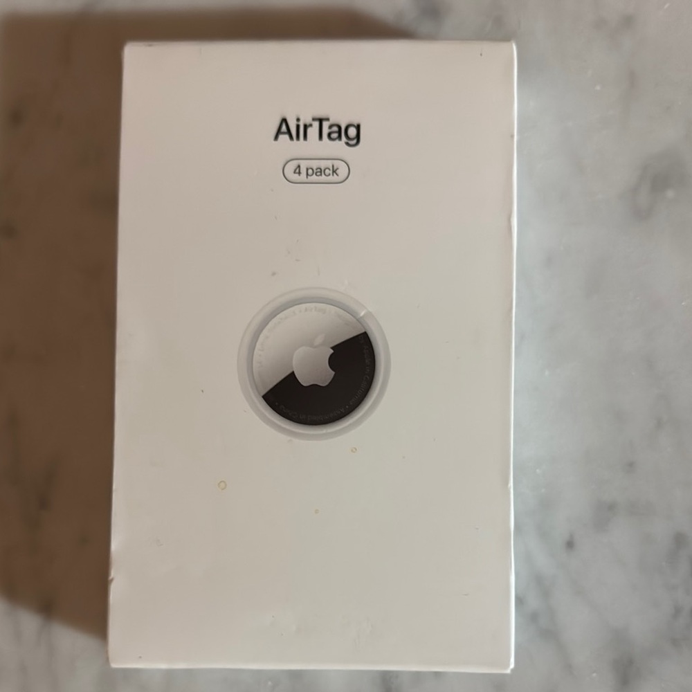 Apple AirTag 4 Pack - White and Black